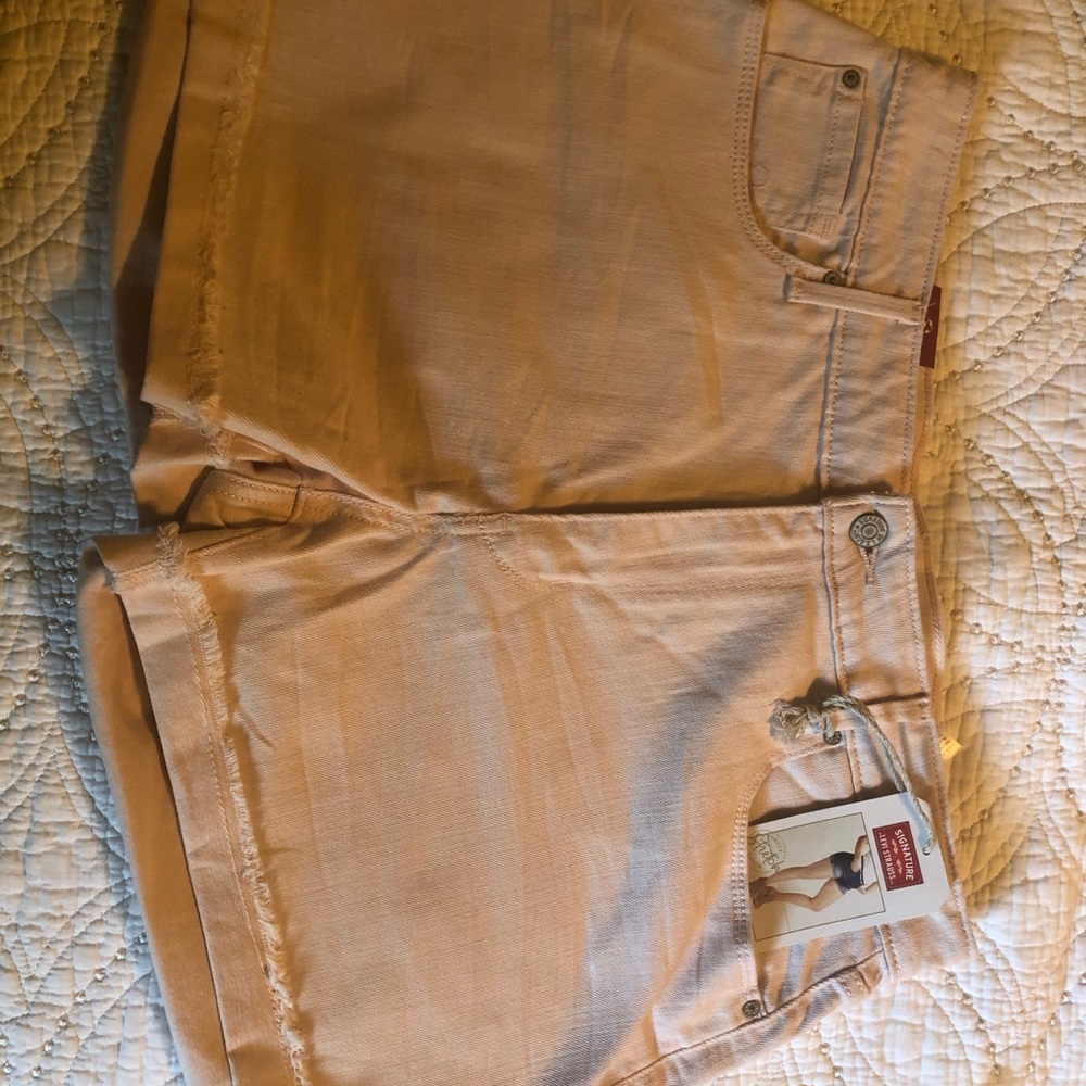 Levi’s Signature High Rise Shorts